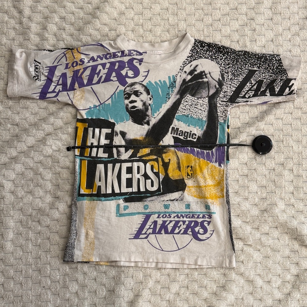 Vintage Kids Lakers Graphic T-Shirt - White (M) or Vintage Women’s (S)🏀 - Picture 3 of 6
